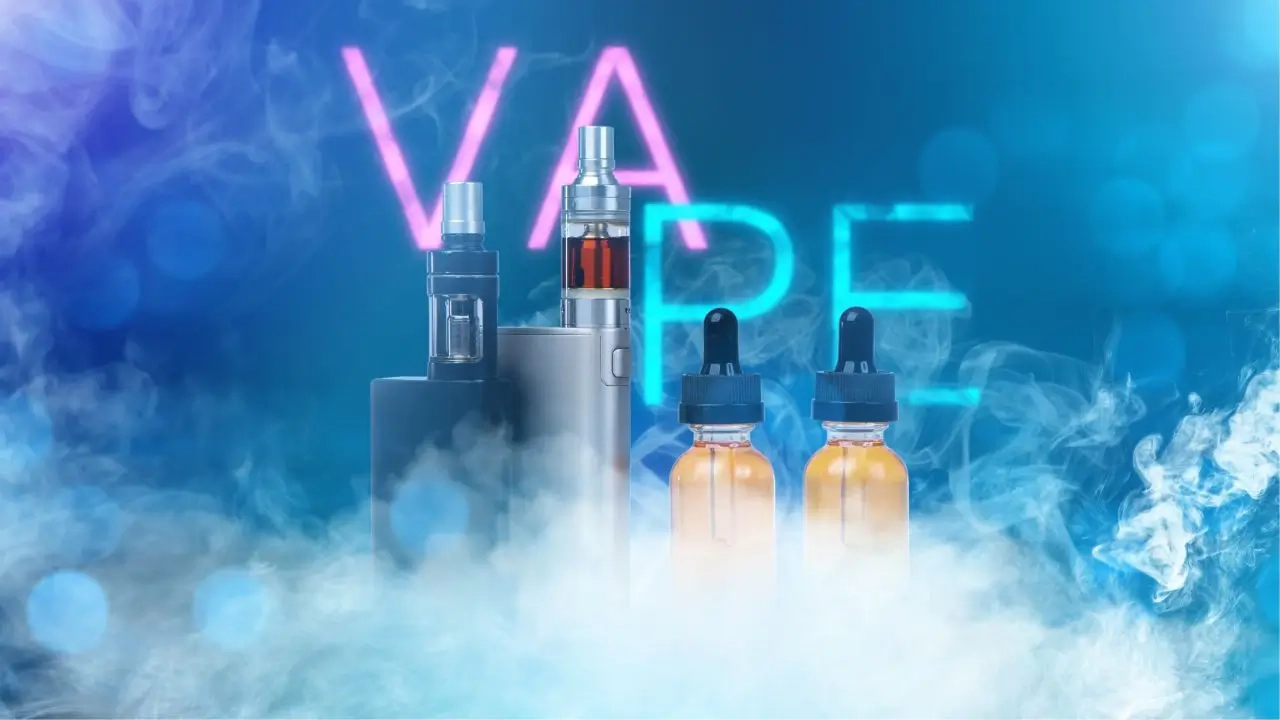 Deux cigarettes électroniques de type mod et deux flacons de e-liquide avec pipette