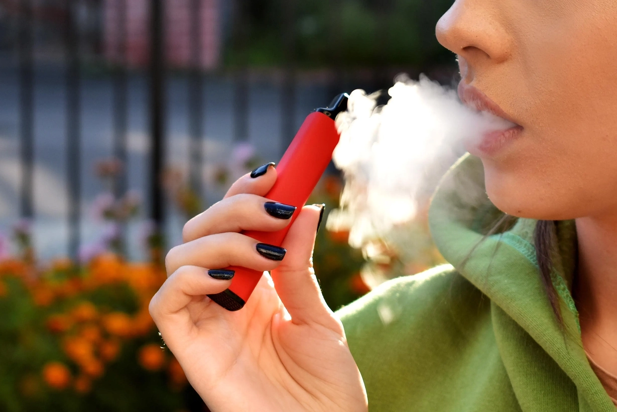 cigarette électronique rouge vif