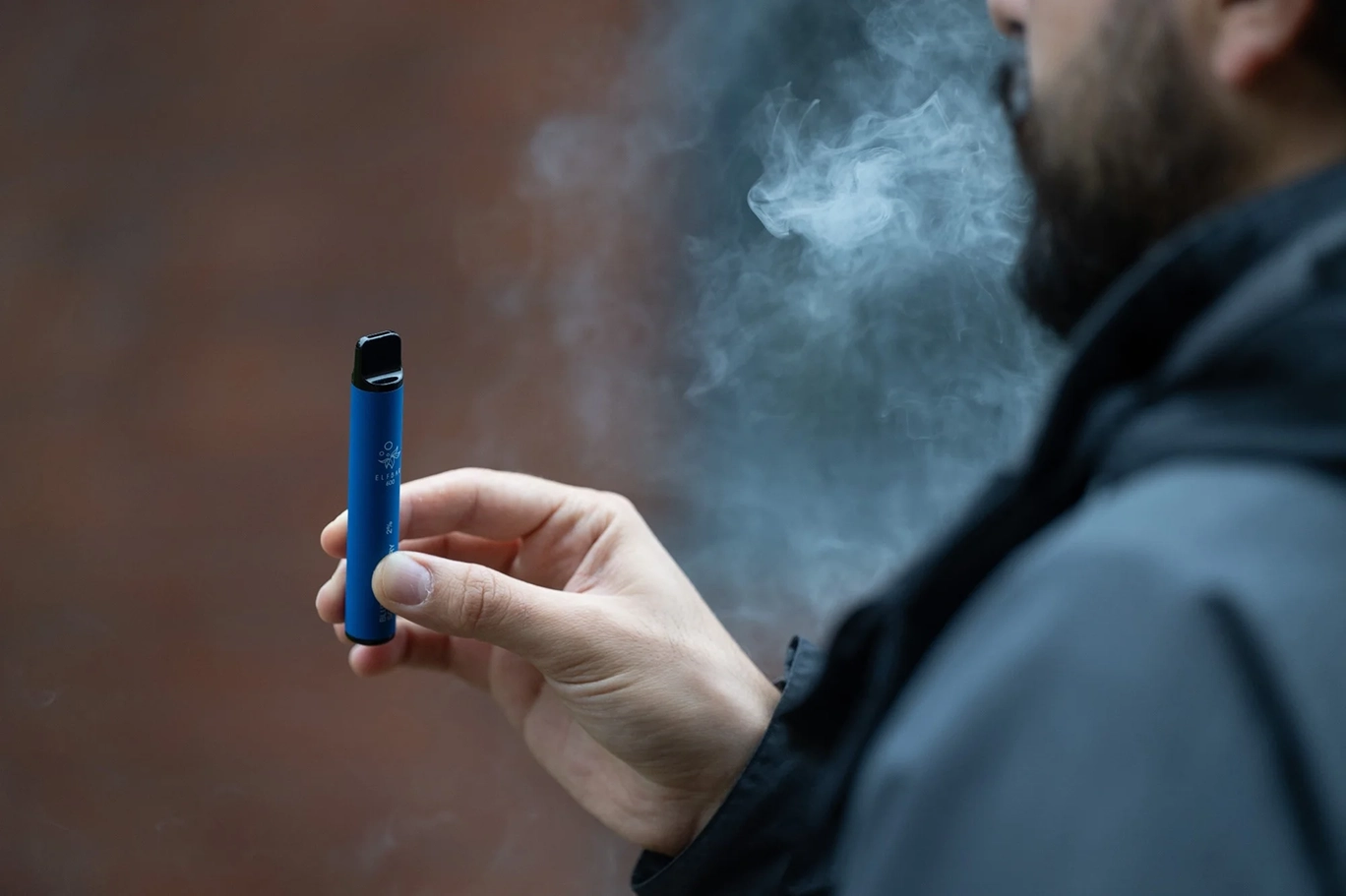 cigarette électronique jetable bleue de marque Elf Bar